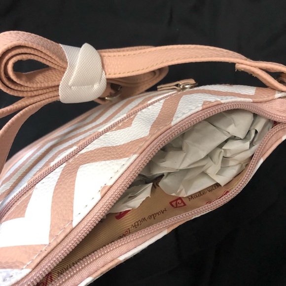 NWT Stone Mountain White/Blush Chevron Printed Pebbled Leather Crossbody—$169 - Picture 2 of 2